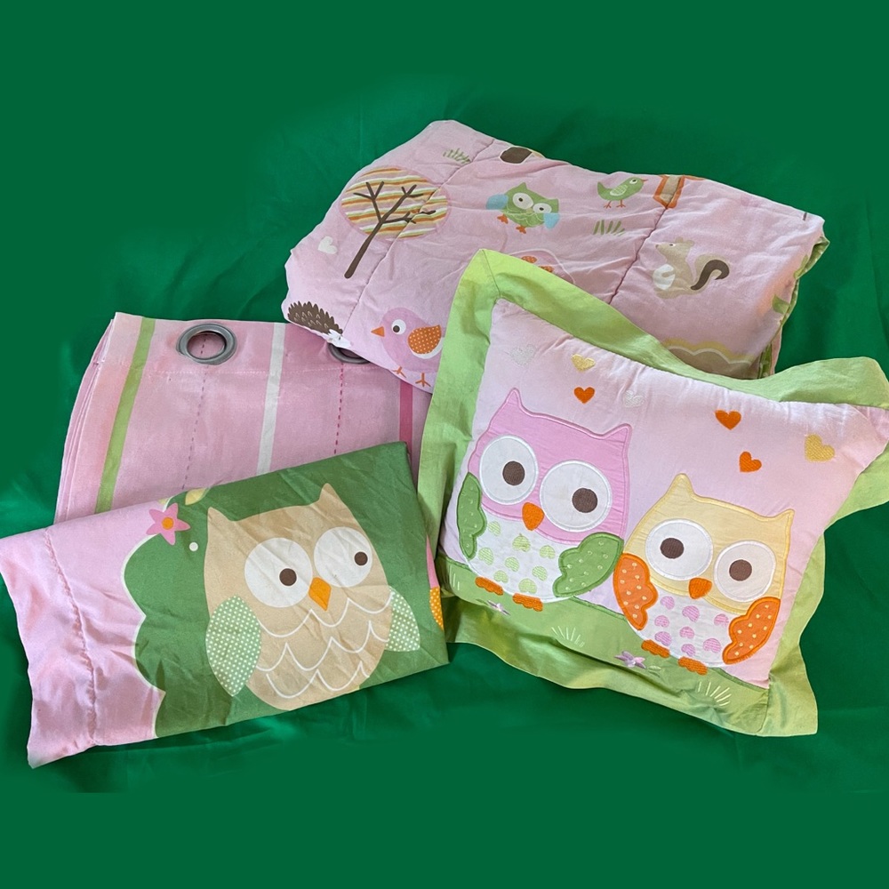 Circo Set: Comforter,Pillow Sham,Pillow, & Curtain